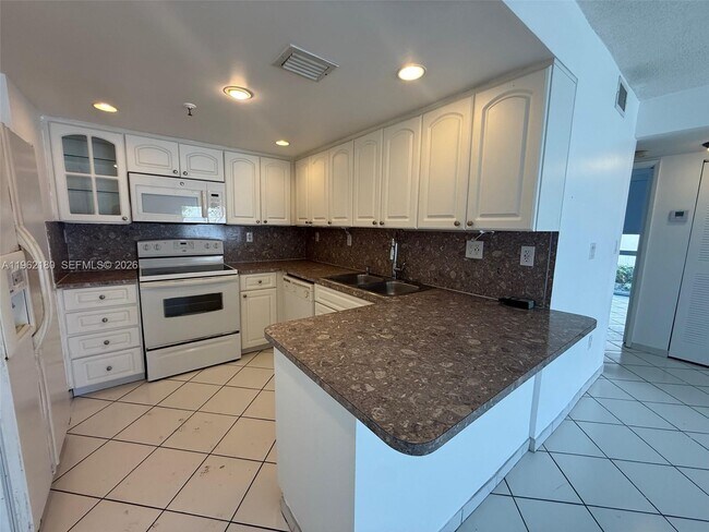 Building Photo - 7832 Collins Ave