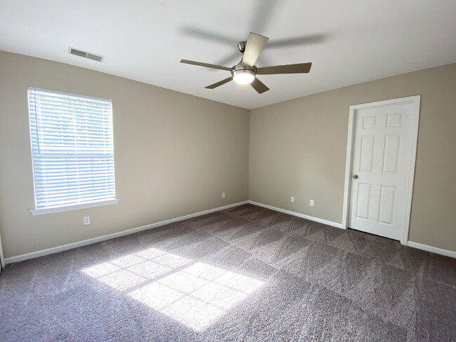 Building Photo - Charming End Unit Townhome in Mill Creek!