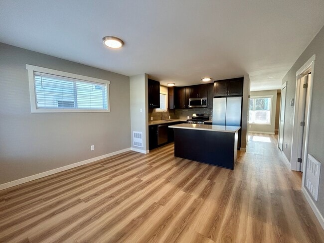 Building Photo - New Holly Townhouse