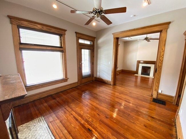 Building Photo - Huge Brick House! Free Parking!