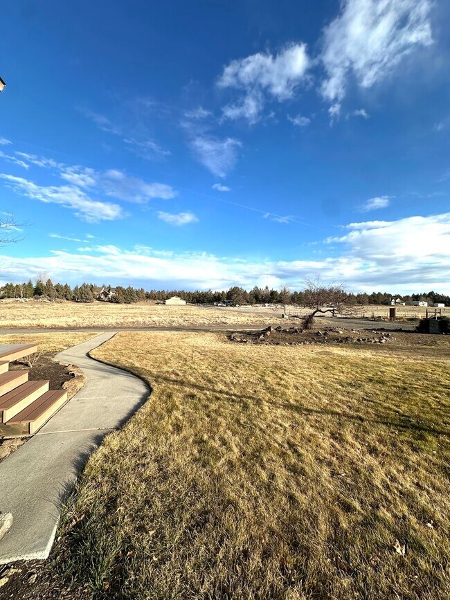 Building Photo - Light & bright single level home in NE Bend!