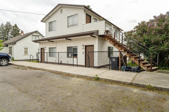 Building Photo - 3220 Clark St