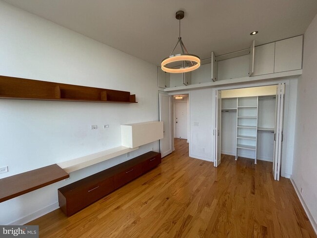 Building Photo - 285 St James Pl