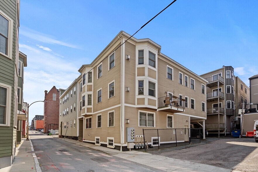 Building Photo - 273 Athens St