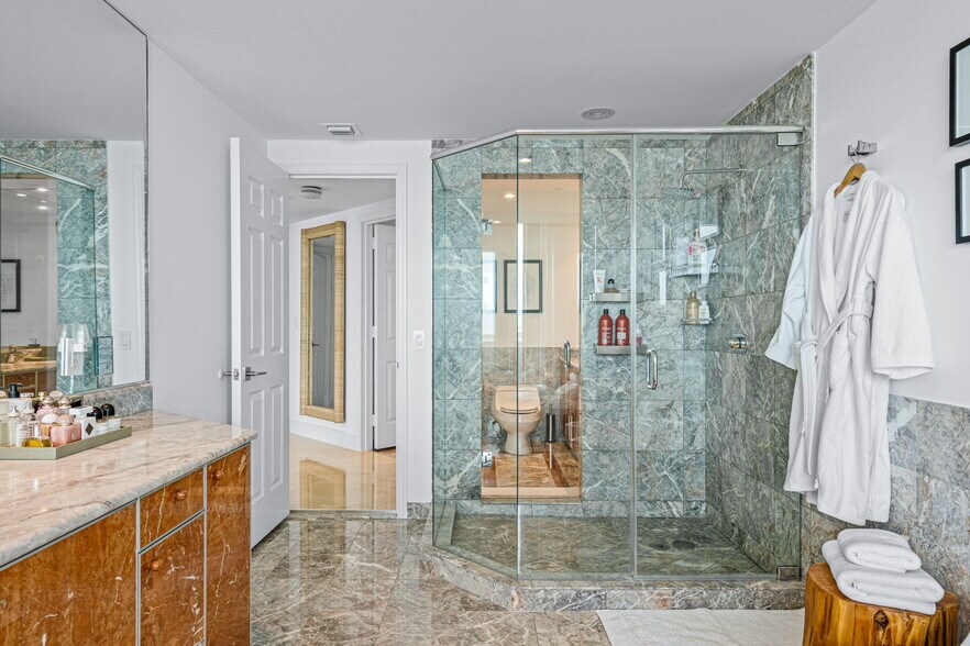 Building Photo - 1643 Brickell Ave