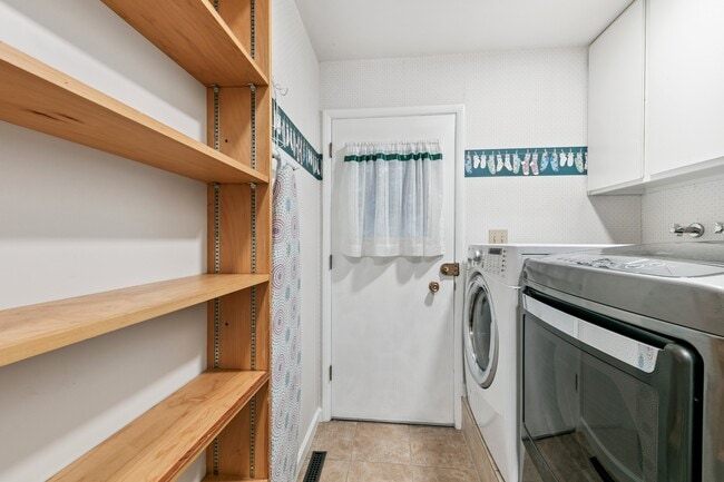 Building Photo - 275 Paiute Dr