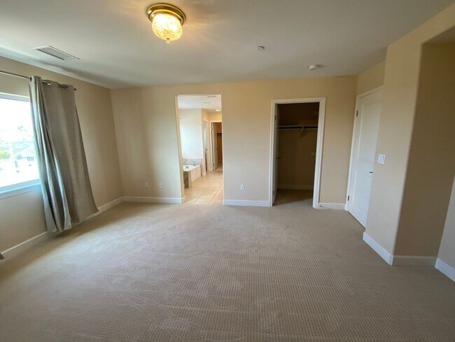 Building Photo - Remodeled 4 bedroom 3 bath home in Moorpark