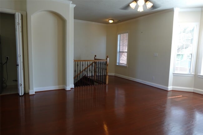 Building Photo - 1006 Temple St