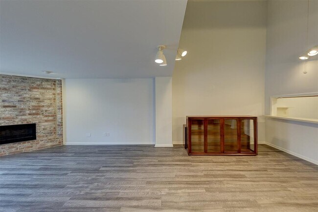 Building Photo - 2452 Country Club Dr