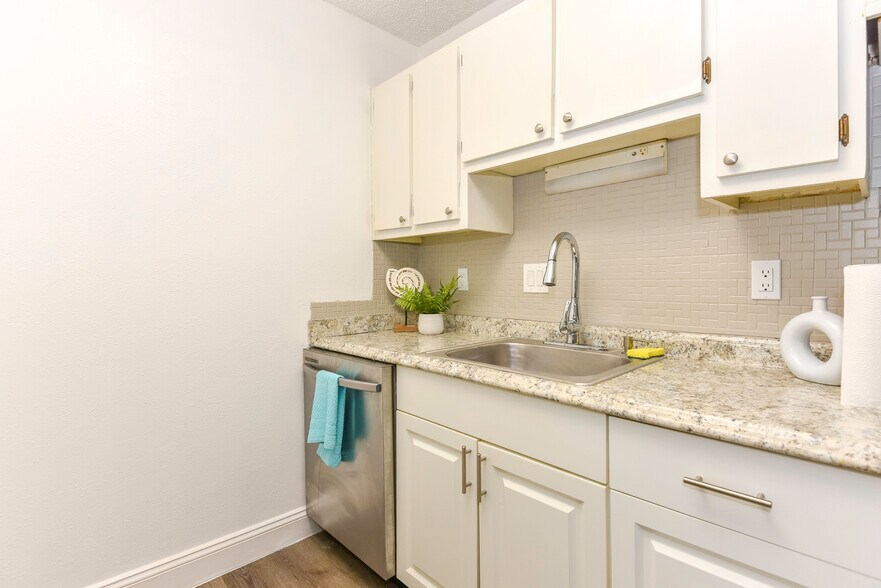 Building Photo - 1600 Big Tree Rd