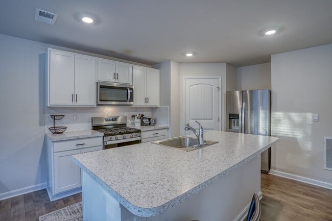 Building Photo - 124 Currant Cir