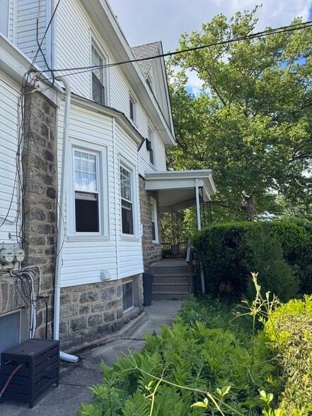 covered porch - 130 E Wayne Ave