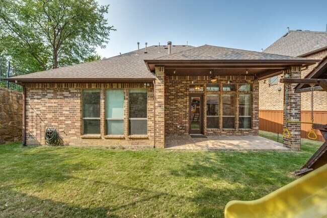 Building Photo - 4046 E Hill Dr