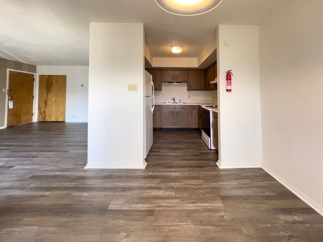 Building Photo - Spacious 2 Bedroom with Private Balcony!