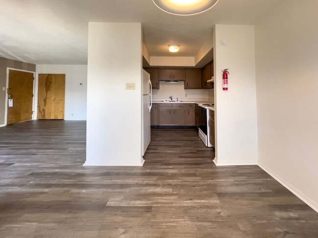 Building Photo - Spacious Ground Floor 2 Bed with Screened Porch!