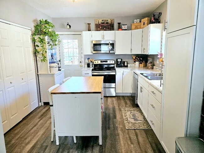 Building Photo - 106 E Madison St