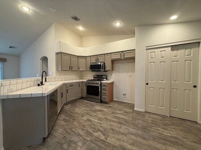 Building Photo - 3BR 2 Ba Beautiful Home at Bullhead Parkway w/3 Door Boat Deep Garage