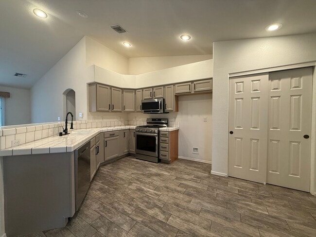 Building Photo - Beautifully Landscaped Home in Desert Foothills