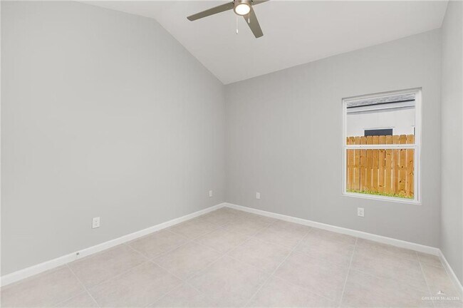 Building Photo - 2705 Woodpecker Rd