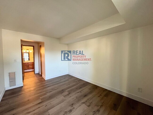 Building Photo - 9662 Brentwood Way