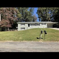 Building Photo - 2929 Southshore Dr