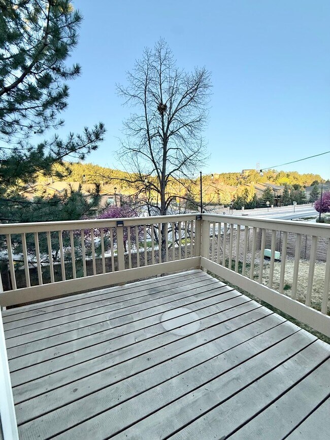 Building Photo - End- unit townhome on Hamlet!