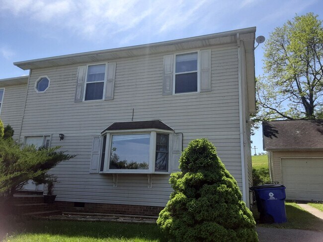 Building Photo - Christiansburg, 3 BR / 2 BA, Available 8/1
