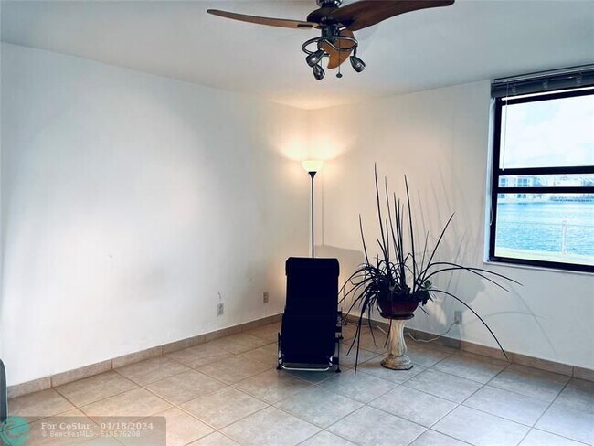 Building Photo - 112 Lake Emerald Dr