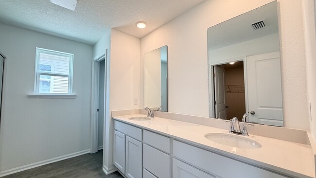 Building Photo - 6039 Oracle Ct