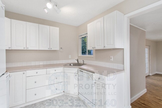 Building Photo - 3+ Bedroom House w/ Large Backyard - Southeast Portland!