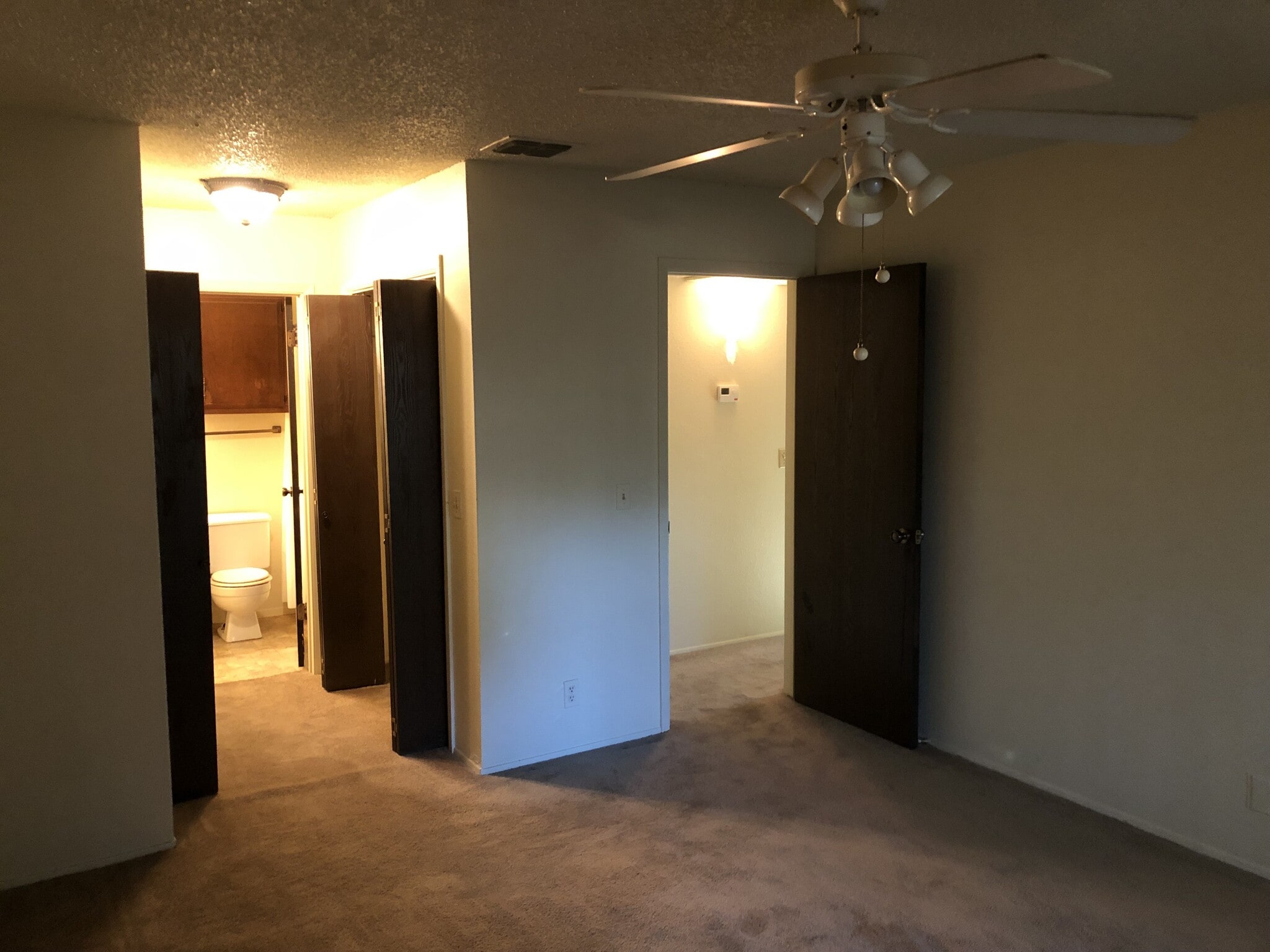 Building Photo - 914 W Meadowmere Ln