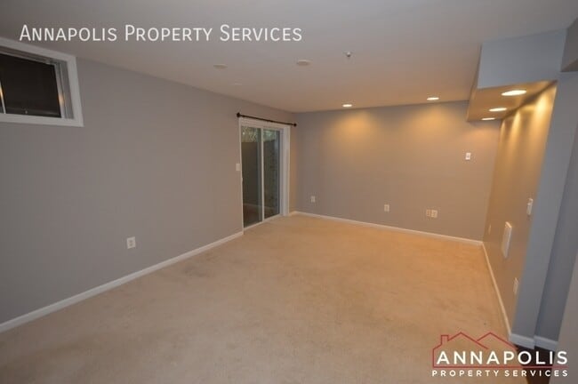 Building Photo - 546 Francis Nicholson Way