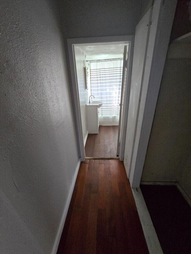 Building Photo - 1202 E Oak St