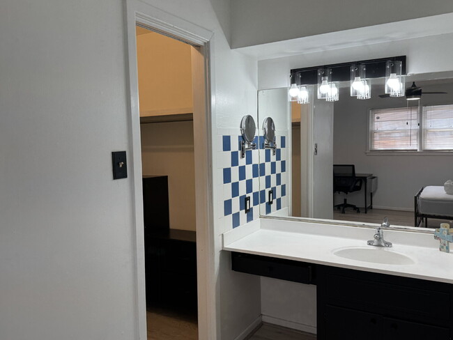 Building Photo - Bedroom Available. ALL BILLS PAID. FURNISHED