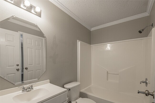 Building Photo - 164 Varsity Dr