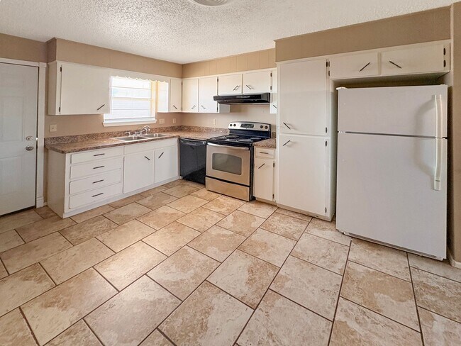 Building Photo - 519-521 East Sunset Circle