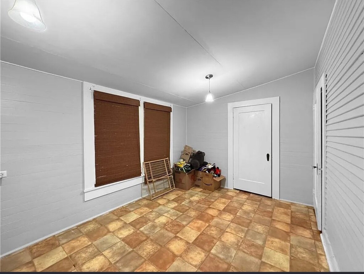 Building Photo - 521 10th Ave