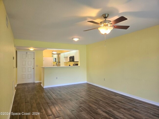 Building Photo - 1211 Country Club Dr