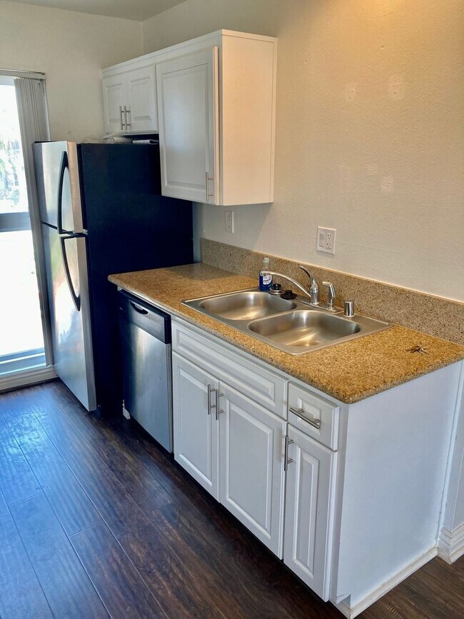 Building Photo - 1 Bedroom Just Blocks From the Ocean