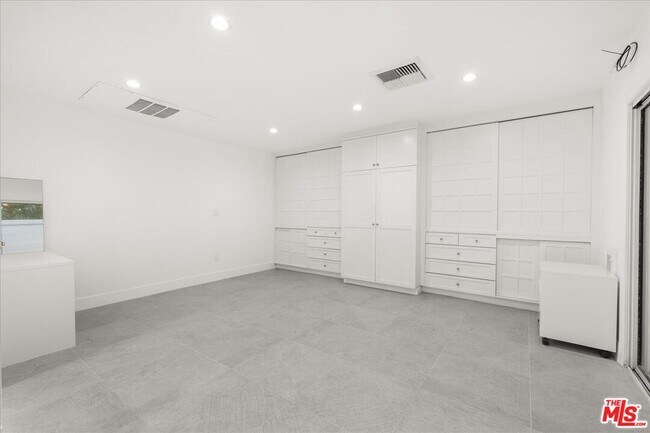 Building Photo - 8787 Shoreham Dr