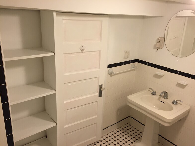 Building Photo - 1041 Taussig Place Northeast