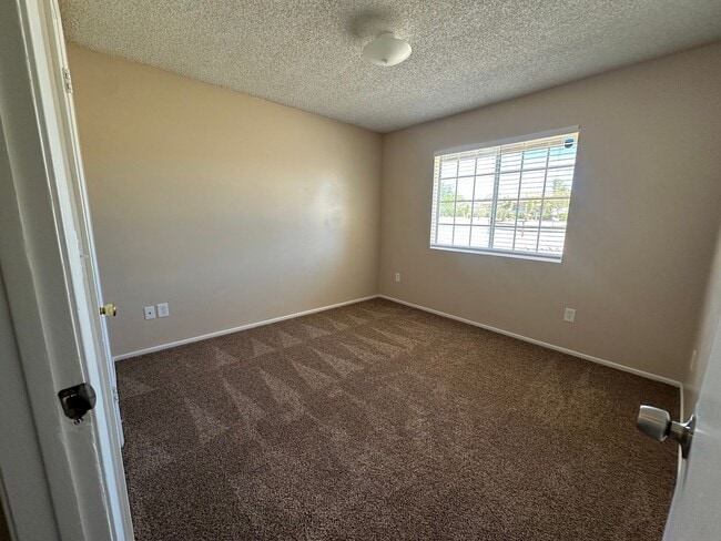 Building Photo - Beautiful 3 bedroom home available now