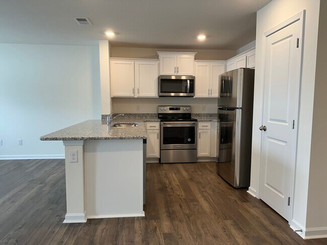 Building Photo - 3 Bedroom / 2.5 Bath Townhome Kingsport, TN