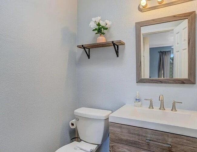 Building Photo - 2-Bed, 1.5-Bath Condo in Convenient El Cajon Location