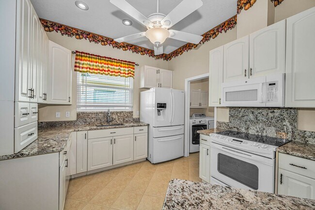 Building Photo - Beautifully Updated Villa