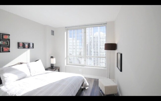 Building Photo - 40 E Delaware Pl