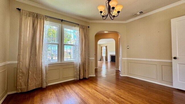 Building Photo - Charming House  with Large yard
