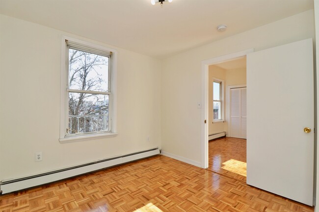 Building Photo - 318 5th St
