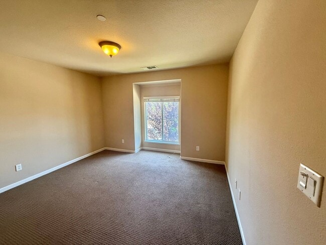 Building Photo - Charming 4 Bedroom Home in Springlake