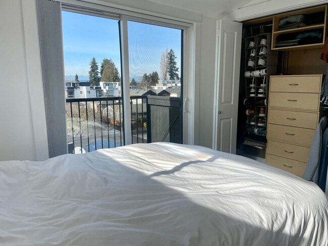 Building Photo - Welcome Home 2b/1ba Sun Drenched Townhome - West Seattle Fauntleroy Neighborhood